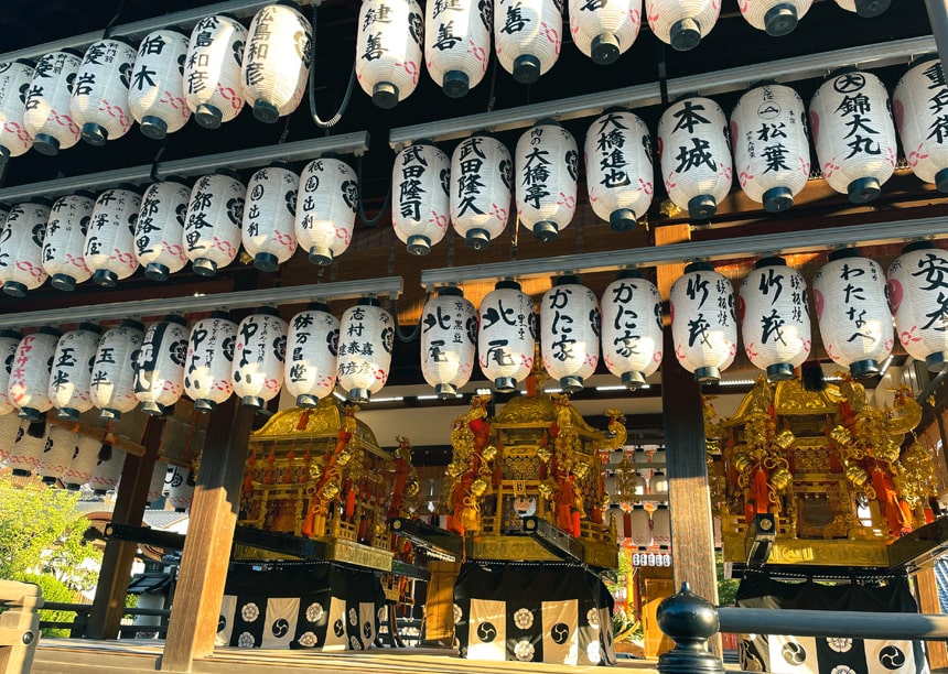 中止のため、八坂神社に留まる三基の御神輿